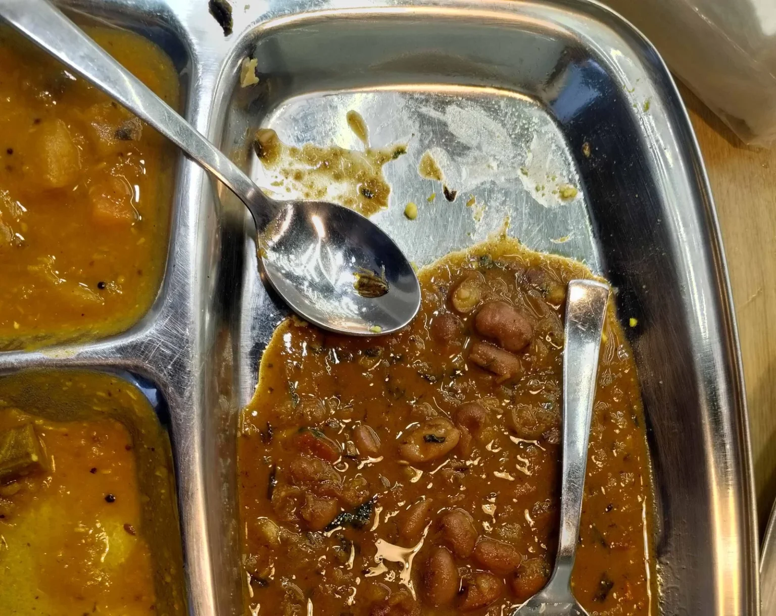 देहरादून : आनन्दपुरी स्वीट्स एण्ड रेस्टोरेंट के राजमा चावल में निकला मरा हुआ कॉकरोच