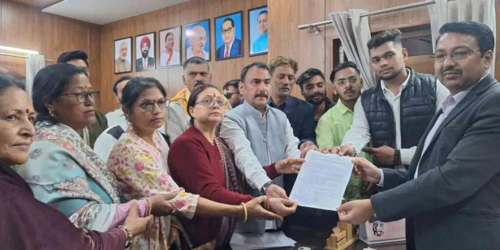 हल्द्वानी में सड़कों का हाल बेहाल! गुस्साए लोगों ने किया जोरदार प्रदर्शन, प्रशासन को सौंपा ज्ञापन