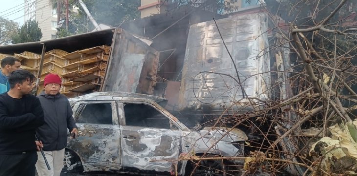 देहरादून: मोहब्बेवाला चौक पर ट्रक कार पर पलटा, दोनों में लगी आग