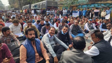 डिप्लोमा इंजीनियर्स महासंघ के सदस्यों की 27 सूत्रीय मांगों का निराकरण न होने के कारण डिप्लोमा इंजीनियर्स का दिनांक 02-02-2026 से प्रथम चरण का आंदोलन गतिमान है।