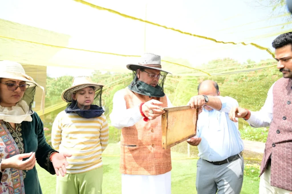 सीएम आवास से 60 किलो शहद उत्पादन, धामी ने दिए 3-B गार्डन विकसित करने के निर्देश