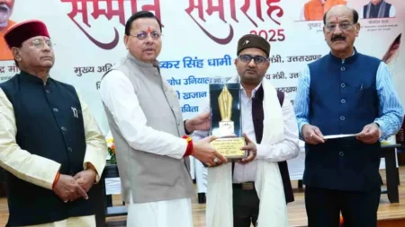 देहरादून: सीएम धामी ने डॉ. जितेन ठाकुर को दिया ‘साहित्य भूषण’ सम्मान