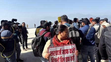 गैरसैंण बजट सत्र शुरू होते ही हंगामा, कांग्रेस विधायकों का विधानसभा के बाहर प्रदर्शन