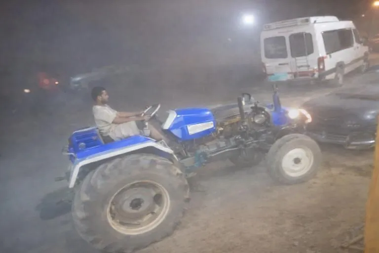 कालाढूंगी में ट्रैक्टर से जानलेवा हमला, कार को तीन बार मारी टक्कर!
