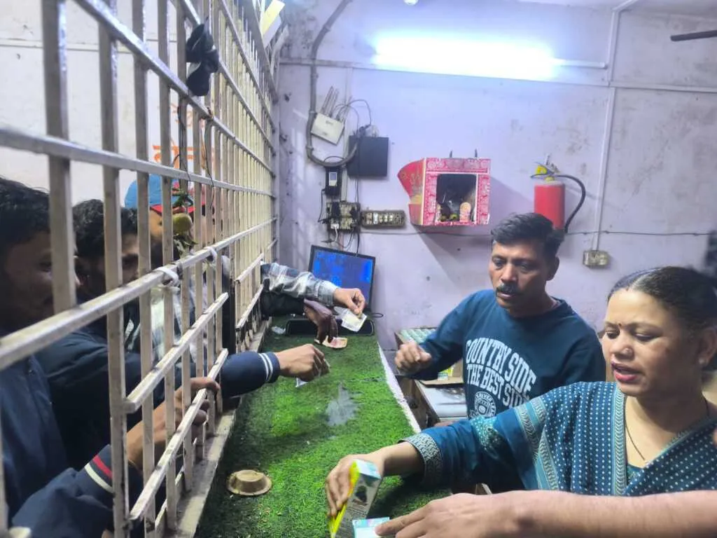 लालकुआं-हल्दूचौड़ में शराब दुकानों पर छापा, हर जगह ओवररेटिंग पकड़ी गई