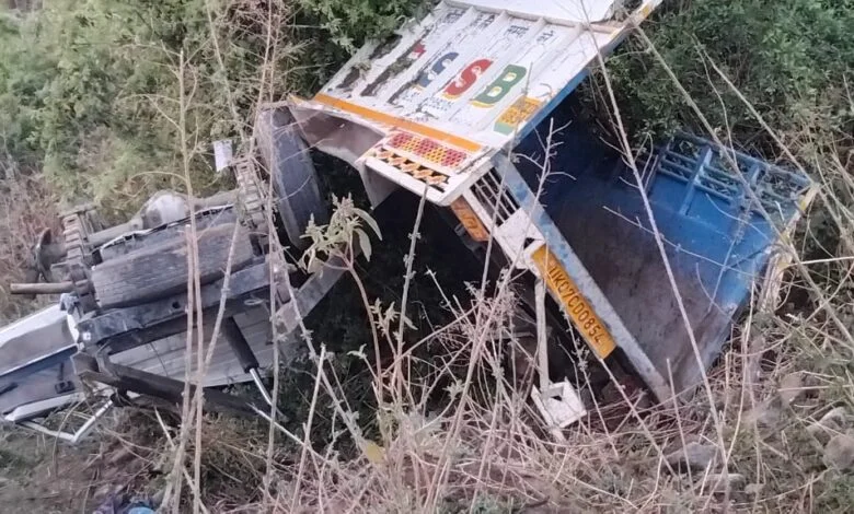 टिहरी हादसा: पिकअप खाई में गिरा, चालक की मौत—SDRF ने घायल को बचाया