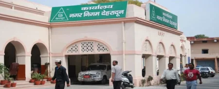 देहरादून में हंगामा: युवक महापौर की कुर्सी पर बैठा, सुरक्षाकर्मियों से मारपीट के बाद गिरफ्तार