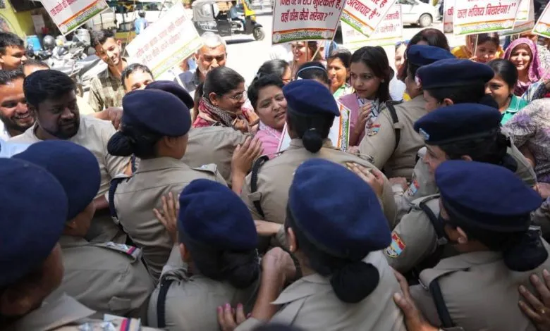 देहरादून में निजी स्कूल फीस पर बवाल: महिला कांग्रेस ने शिक्षा मंत्री आवास घेरा, पुलिस से झड़प