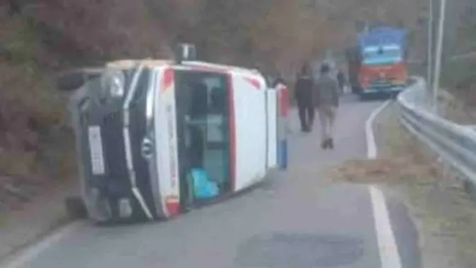 चमोली में एंबुलेंस दुर्घटनाग्रस्त, गनीमत रही कोई घायल नहीं