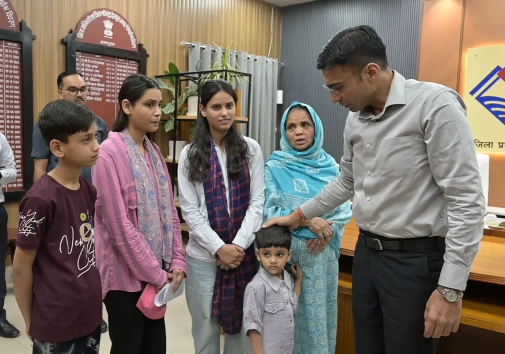 1 बेटी खो चुकी, 1 नन्ही नातिन व 3 अविवाहित बेटियों की असहाय विधवा माता क्षमा का डीएम ने करवाया बैंक ऋण माफ, बैंक से दिलाई नो ड्यूज एनओसी;