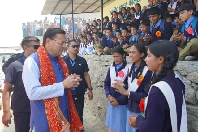 चम्पावत दौरे में राजकीय इंटर कॉलेज देवीधुरा पहुंचे मुख्यमंत्री धामी, छात्र-छात्राओं का बढ़ाया उत्साह