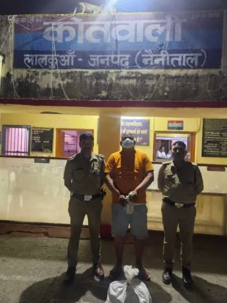 लालकुआं में अंग्रेजी शराब की होम डिलीवरी का भंडाफोड़, 54 पव्वों के साथ तस्कर गिरफ्तार