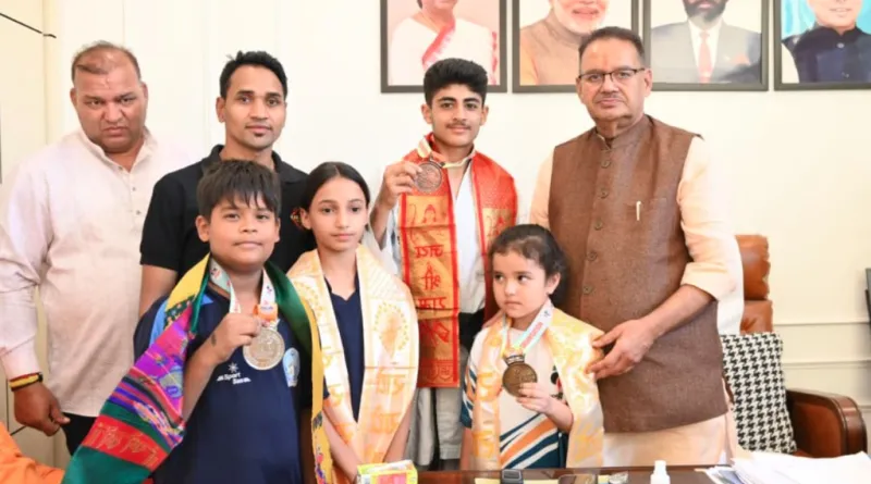 देहरादून के कराटे चैंपियनों ने जीते 4 पदक, मंत्री गणेश जोशी ने किया सम्मानित