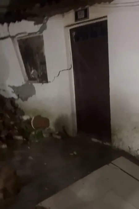 देहरादून में भारी बारिश से पुश्ता ढहा, कई मकान क्षतिग्रस्त, महिला घायल; डीएम देर रात पहुंचे मौके पर