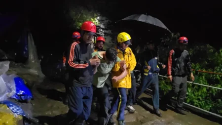 केदारनाथ पैदल मार्ग पर गहरी खाई में गिरे युवक का एसडीआरएफ उत्तराखंड पुलिस ने किया सफल रेस्क्यू