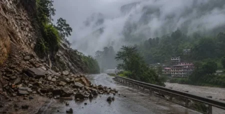 उत्तराखंड में भारी बारिश का अलर्ट: देहरादून समेत 6 जिलों में येलो चेतावनी, बिजली और भूस्खलन का खतरा