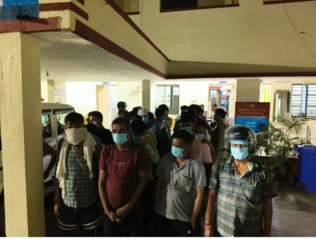 शराबियों की ‘बारात’ लेकर थाने पहुंची दून पुलिस, सार्वजनिक स्थानों पर शराब पी रहे 30 लोगों का चालान