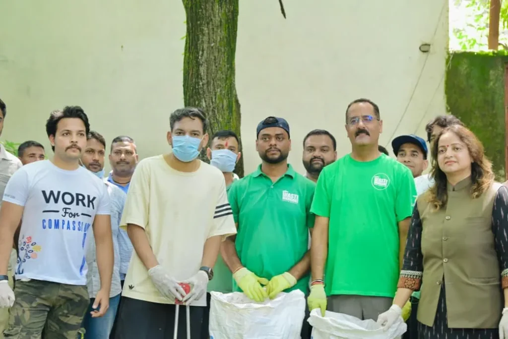 विशेष स्वच्छता अभियान में डीएम एवं सचिव विधिक सेवा प्राधिकरण ने किया प्रतिभाग, 100 से अधिक लोग बने इस अभियान का हिस्सा
