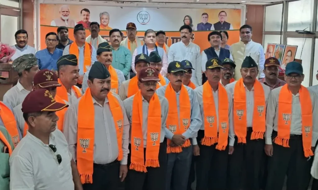 देहरादून में BJP का बड़ा शक्ति प्रदर्शन! सैकड़ों पूर्व सैनिकों ने थामा कमल, भट्ट बोले- 2027 में लगेगी जीत की हैट्रिक