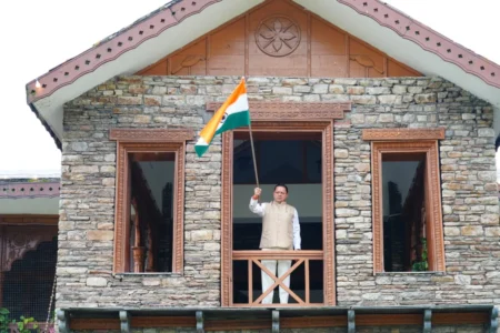 मुख्यमंत्री धामी ने मुख्यमंत्री आवास पर तिरंगा लगाकर दिया ‘हर घर तिरंगा’ का संदेश