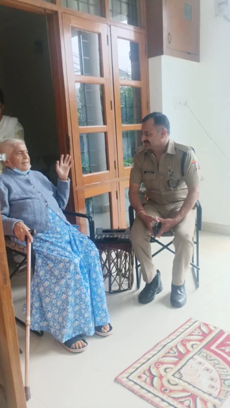 बुजुर्गों के साथ खड़ी दून पुलिस, घर पहुंचकर साइबर फ्रॉड से किया सावधान