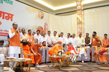 हरिद्वार में संत समागम में एक राष्ट्र-एक चुनाव पर संवाद में केंद्रीय मंत्री शिवराज सिंह चौहान और मुख्यमंत्री पुष्कर सिंह धामी ने की सहभागिता