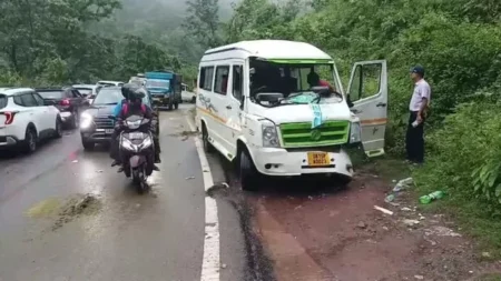 बड़ी खबर : हाईवे पर हाथियों का तांडव,मचा हड़कंप।टेंपो ट्रैवलर क्षतिग्रस्त