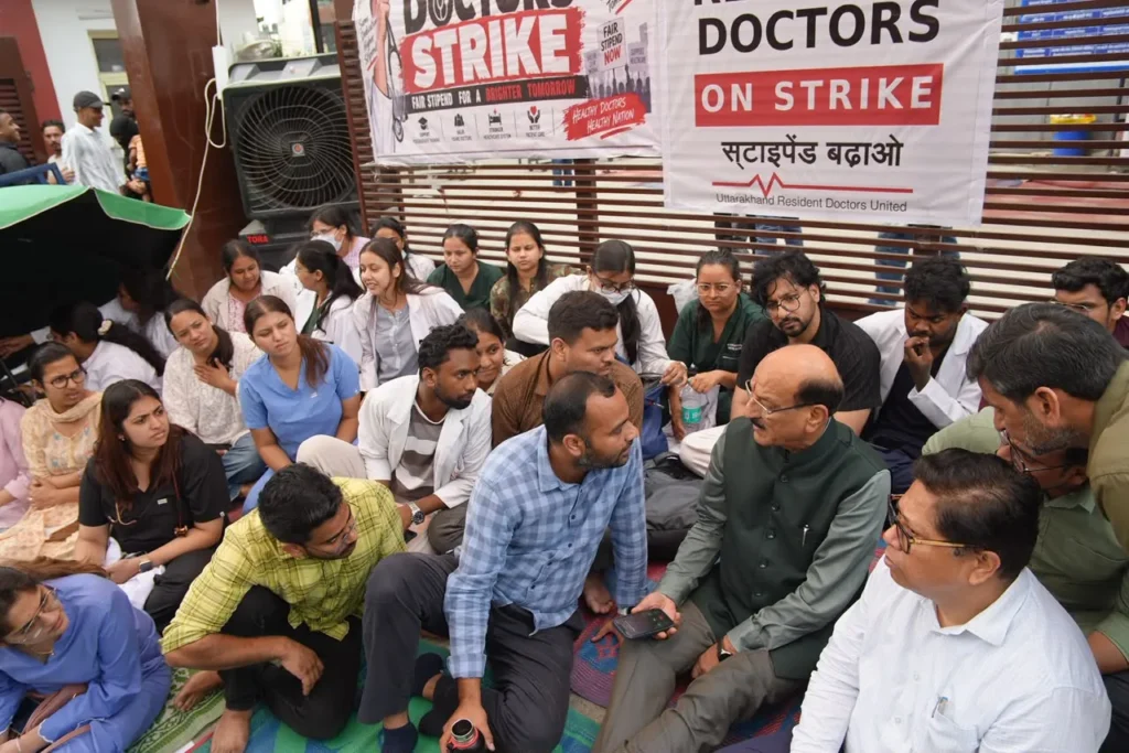 मंत्री सुबोध उनियाल ने दून अस्पताल पहुंचकर पीजी, एसआर और जेआर डॉक्टरों को दिया स्टाइपेंड बढ़ाने का भरोसा, धरना स्थगित