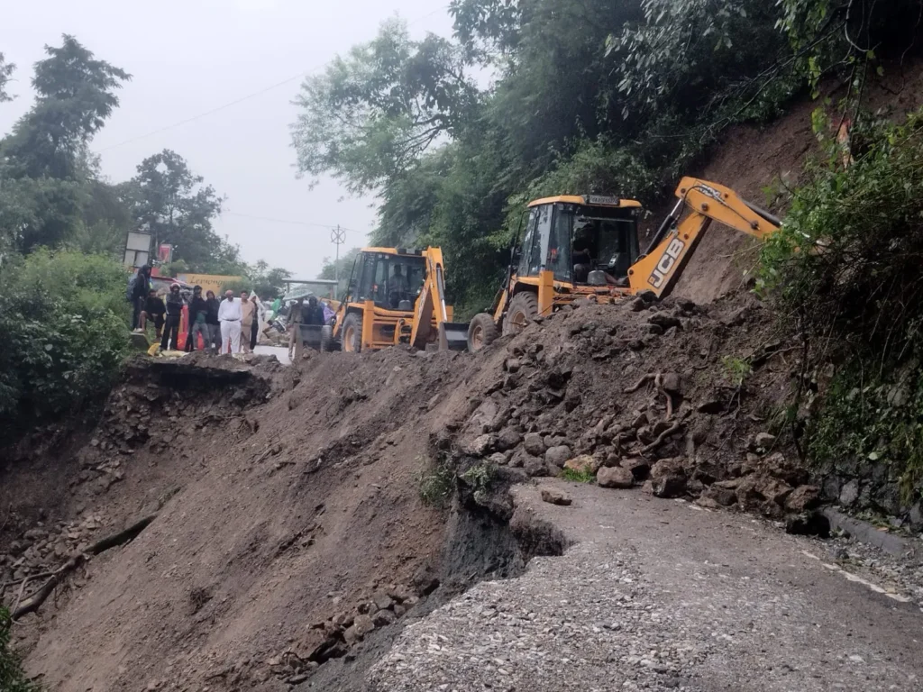 मसूरी-देहरादून मार्ग पर फिर भारी भूस्खलन, पानी वाले बैंड के पास सड़क का बड़ा हिस्सा बहा; यातायात पूरी तरह बंद
