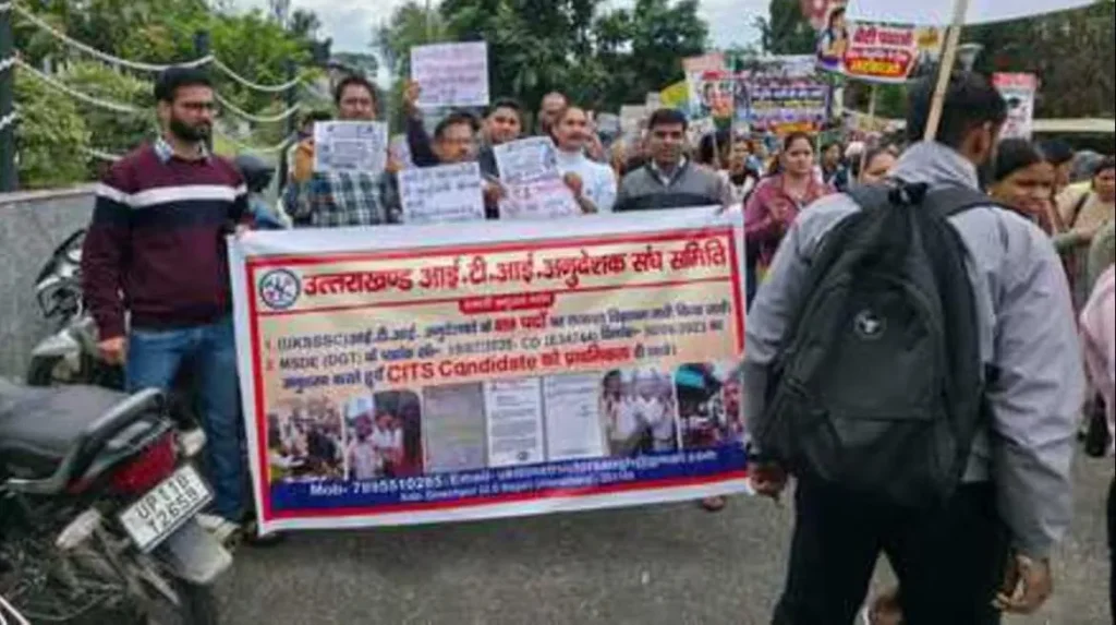 भर्ती की मांग को लेकर बेरोजगार युवाओं की महारैली, सचिवालय कूच कर सरकार के खिलाफ किया प्रदर्शन