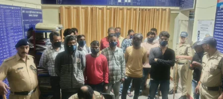 देहरादून: शराबियों को बस में भरकर थाने ले पहुंची पुलिस, 20 लोगों पर कार्रवाई; 45 के चालान