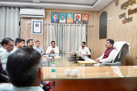 नगर निगम ऋषिकेश में निर्माणाधीन भवन, पार्किंग एवं विभिन्न विकास कार्यों की प्रगति की समीक्षा बैठक संपन्न